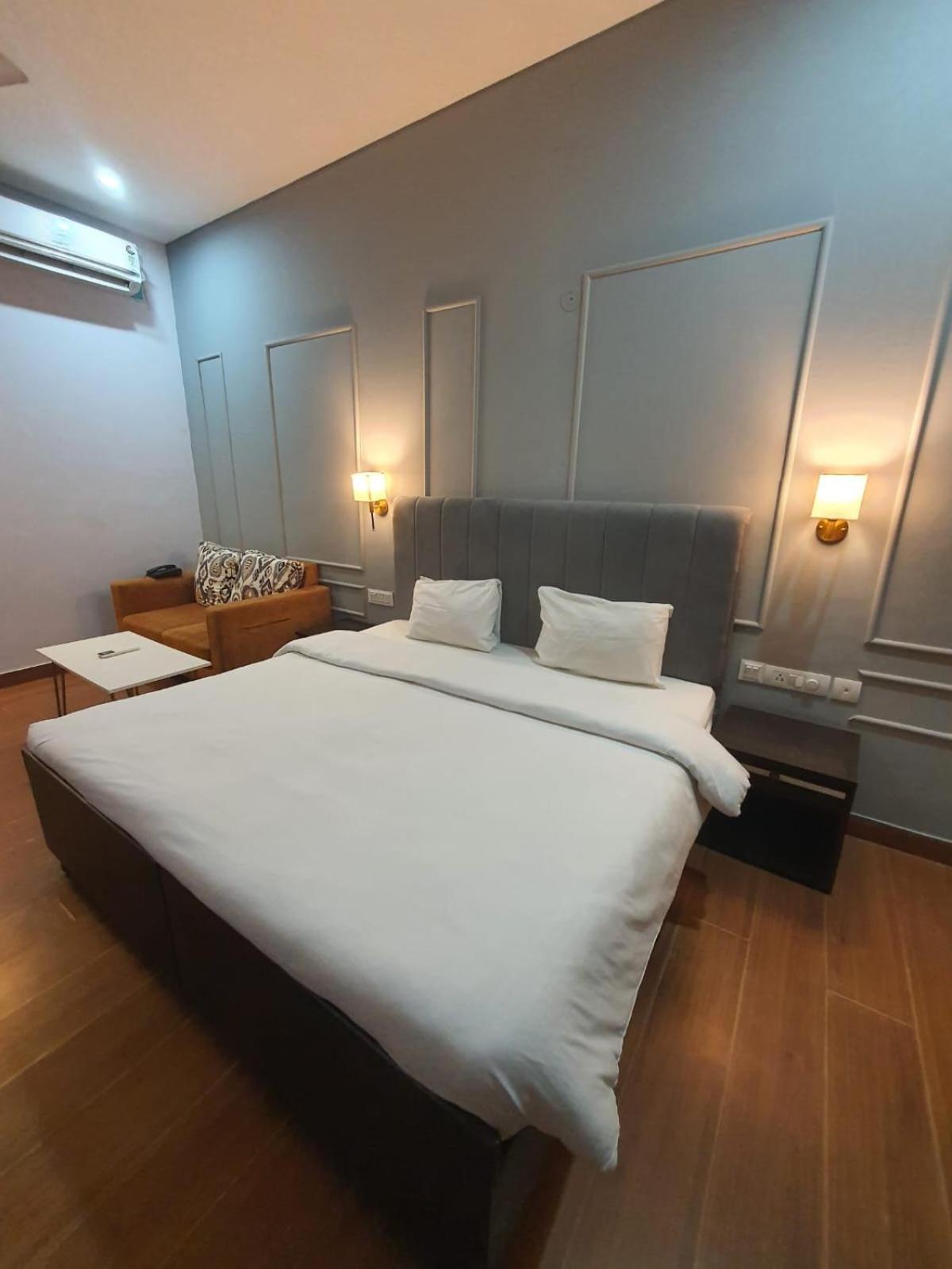 Mallenzo Suites Dlf Phase 1 Gurgaon Luaran gambar