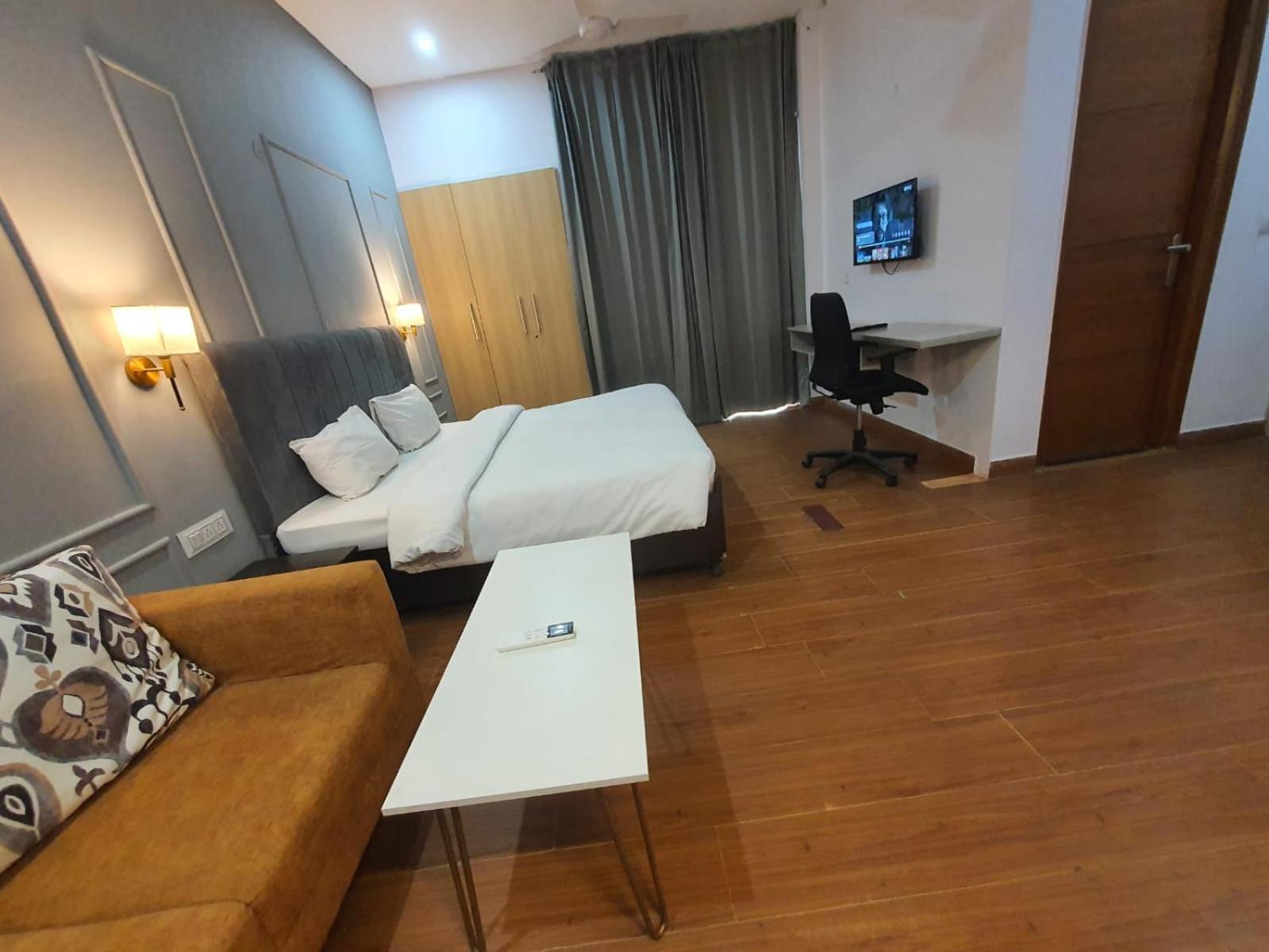 Mallenzo Suites Dlf Phase 1 Gurgaon Luaran gambar