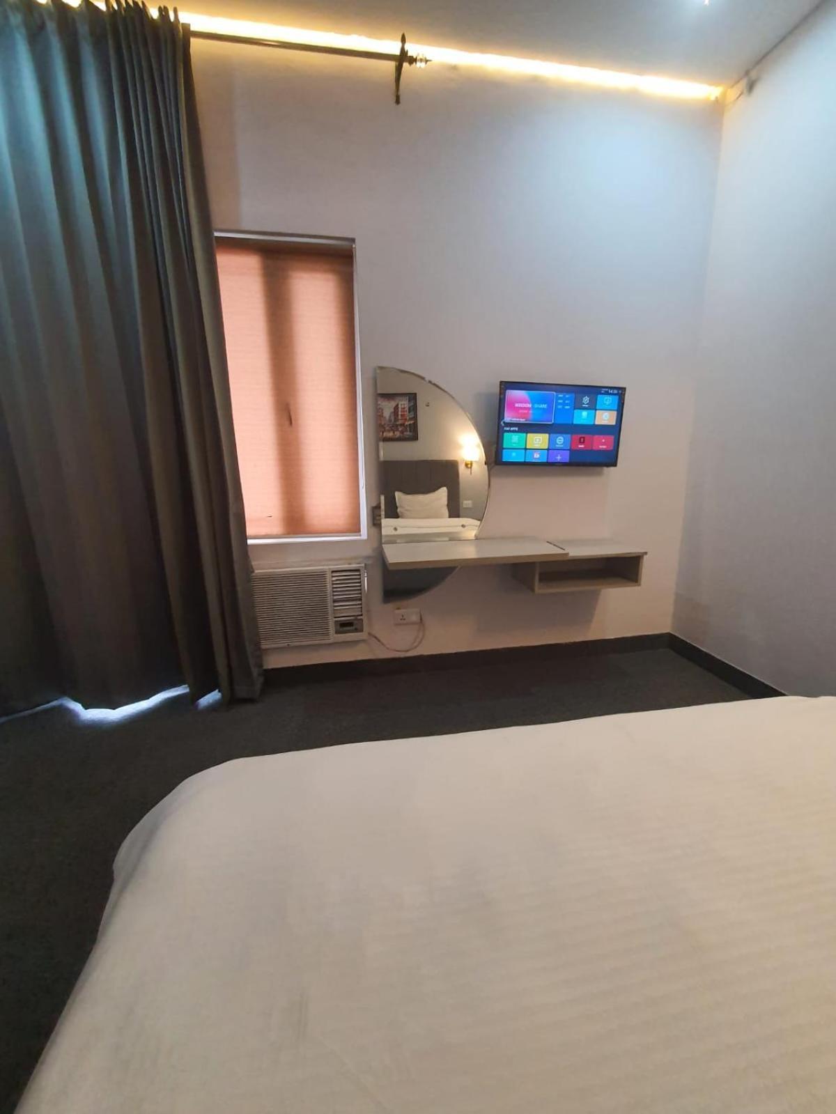 Mallenzo Suites Dlf Phase 1 Gurgaon Luaran gambar