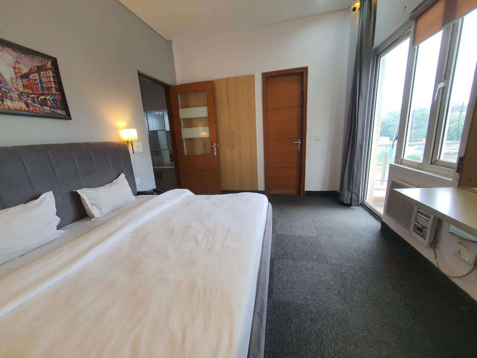 Mallenzo Suites Dlf Phase 1 Gurgaon Luaran gambar