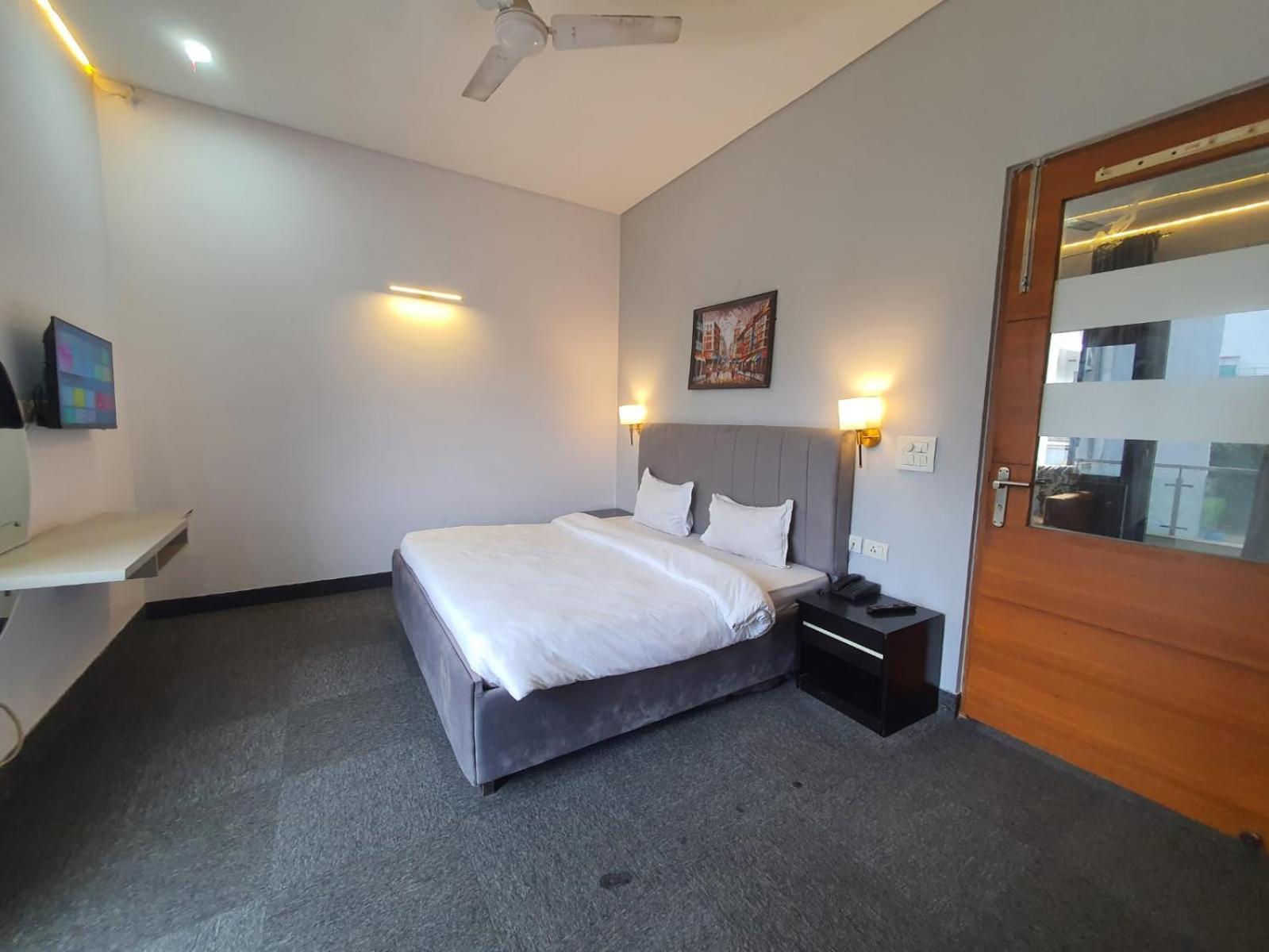 Mallenzo Suites Dlf Phase 1 Gurgaon Luaran gambar